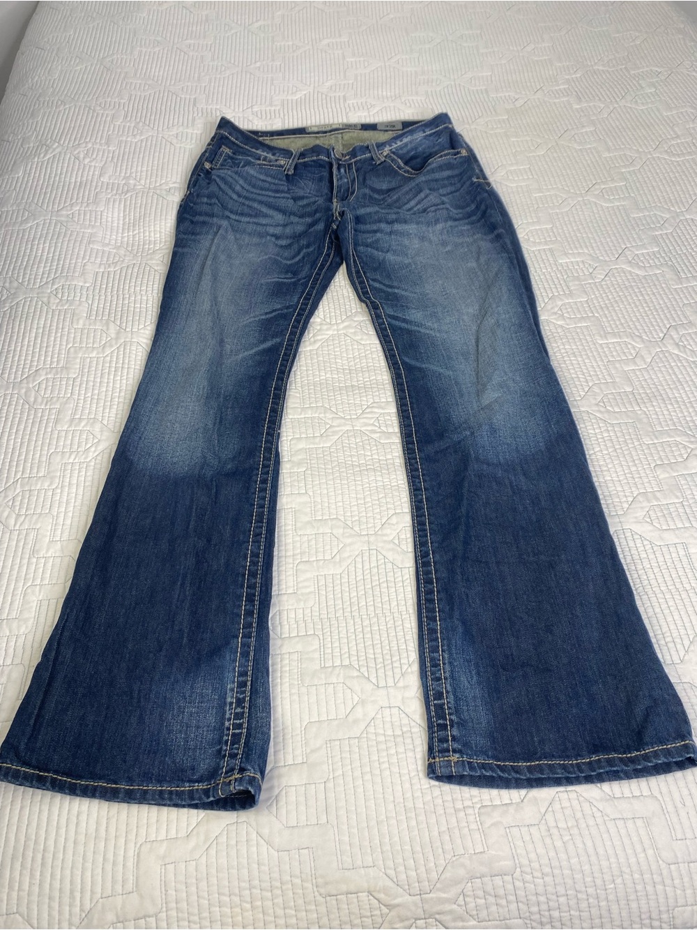 BKE Buckle Derek Jeans Men 32x33 Blue Relaxed Bootcut Distressed Denim *flaw
